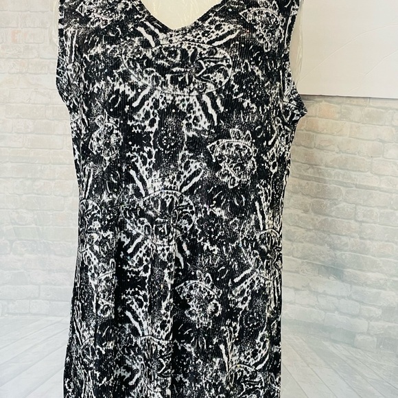 Only 9 Sz 1X. Sleeveless black and white asymmetric blouse with sequins.Concert? - Picture 2 of 7